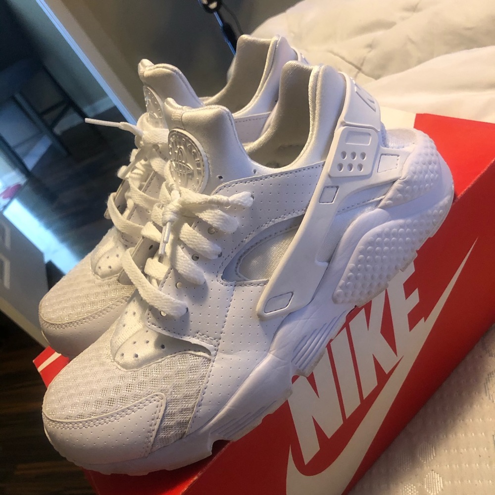 white nike huaraches